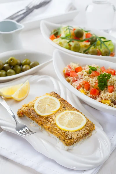Filet de poisson cuit avec salade de couscous — Photo