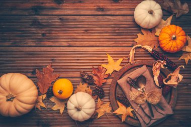 Tabak ayarı, kabakları ve sonbahar yaprakları ile sonbahar düzlüğü