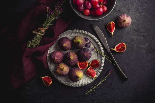 Органічні Свіжі Інжир Червоним Виноградом Лавандою Темному Фоні — стокове фото
