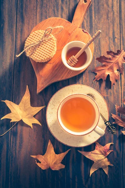 Heißer Tee Mit Honig Hausgemachtem Waffelkeks Und Herbstblättern Auf Holzgrund — Stockfoto