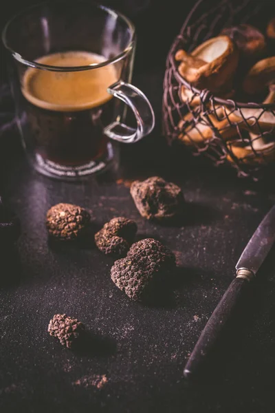 Zwarte Truffel Donkere Keukentafel Met Zwarte Koffie Champignons Kokende Delicatesse — Stockfoto