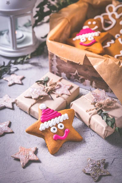 Pierniki Ciasteczka Boże Narodzenie Pudełku Gwiazdkami Małych Prezentów — Zdjęcie stockowe