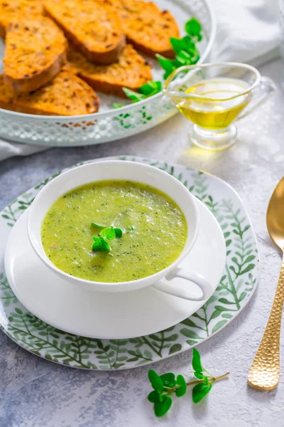 Sopa Caseira Abobrinha Com Pão Tomate Ciabatta Ervas — Fotografia de Stock