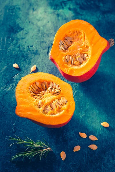 Zucca Biologica Con Semi Pronti Cottura Fondo Blu — Foto Stock