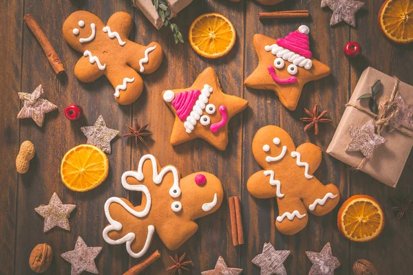 Lebkuchen Mit Traditionellen Gewürzen Zur Weihnachtszeit Auf Holztisch — Stockfoto