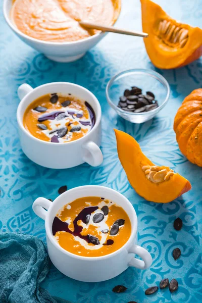 Zelfgemaakte Pompoensoep Met Kokosmelk Pompoenolie Zaden Blauwe Achtergrond — Stockfoto