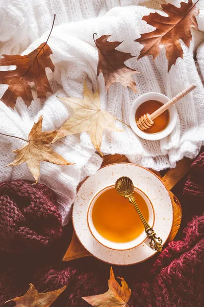 蜂蜜とホットティー 暖かいセーターと秋の葉 — ストック写真