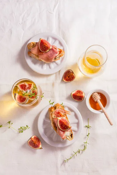 Kleine Canape Jause Crostini Mit Schinken Feigen Und Apfelwein Italienische — Stockfoto