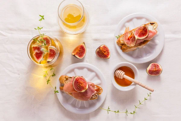 Snack Canapé Pequeño Crostini Con Jamón Higo Vino Manzana Antipasti —  Fotos de Stock