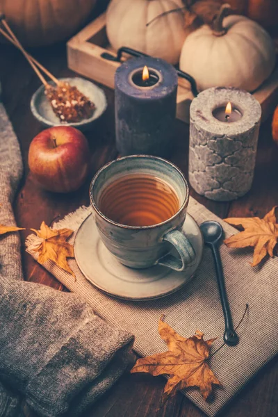 木の背景にクッキー リンゴと秋の葉やカボチャと熱いお茶 — ストック写真