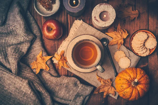 Heißer Tee Mit Plätzchen Apfel Und Herbstblättern Und Kürbissen Auf — Stockfoto