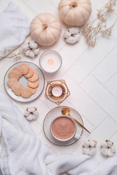 Őszi Téli Csendélet Forró Csokoládéval Kakaóval Sütikkel Fehér Gyertyákkal — Stock Fotó