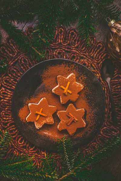 Weihnachtliches Zimteis Dessert Sternform Mit Ornamenten — Stockfoto