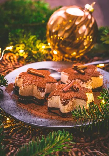 Sobremesa Gelo Canela Natal Forma Estrela Com Ornamentos — Fotografia de Stock