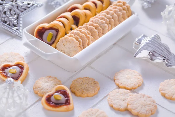 Hausgemachte Weihnachtsplätzchen Mit Ornamenten Weiß — Stockfoto