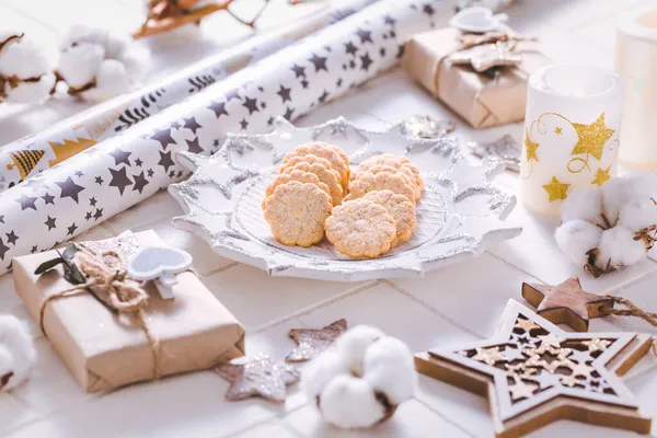 Weihnachtszeit Hausgemachte Plätzchen Mit Ornamenten Und Winterdekoration Weiß — Stockfoto