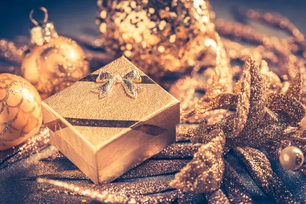 Weihnachtsschmuck Mit Kleinem Geschenk Goldtönen — Stockfoto