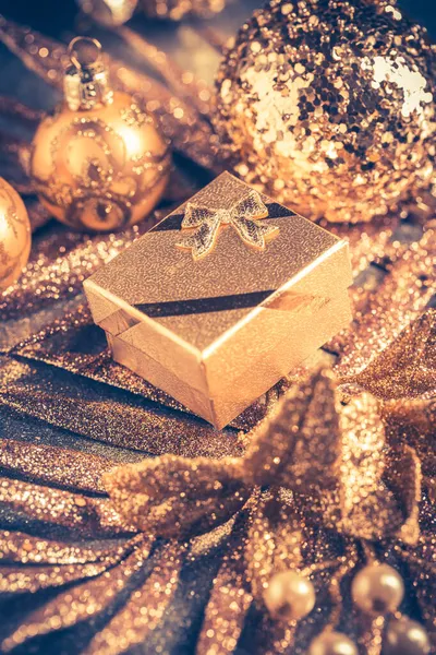 Weihnachtsschmuck Mit Kleinem Geschenk Goldtönen — Stockfoto