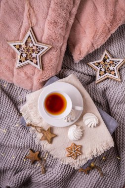 Konforlu ev ve bir fincan çay ve Noel kurabiyesi ve sıcak battaniyeli hygge konsepti.. 