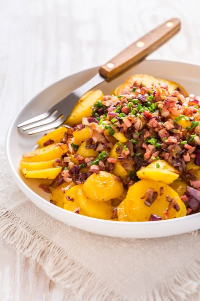 Tyska Pommes Frites Stekt Potatis Med Bacon Och Lök Tallriken — Stockfoto