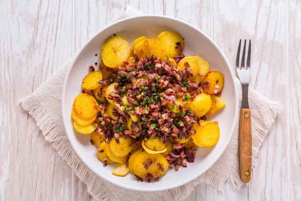 Duitse Friet Gebakken Aardappelen Met Spek Uienbeleg Bord — Stockfoto