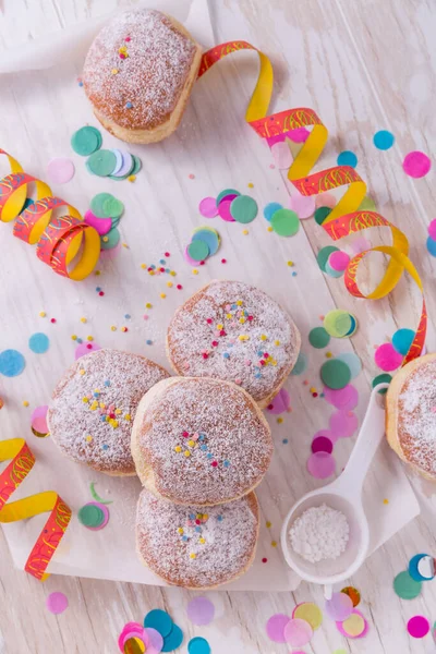 Tradiční Berliner Karneval Párty Německé Krapfen Nebo Koblihy Fáborky Konfety — Stock fotografie