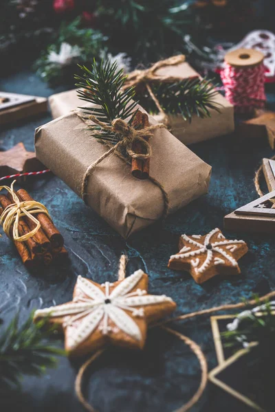 Cajas Regalo Navidad Envueltas Mano Con Decoraciones Materiales Envoltura —  Fotos de Stock
