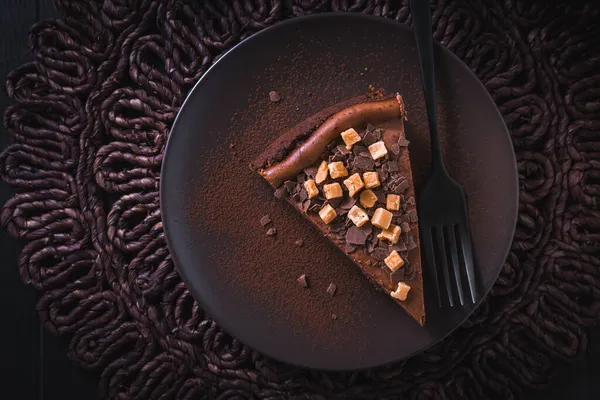 Delicioso Cheesecake Chocolate Com Caramelo Salgado Fundo Escuro — Fotografia de Stock