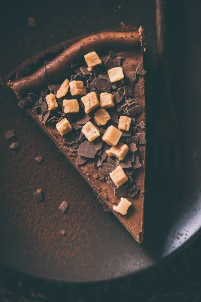 Délicieux Gâteau Fromage Chocolat Avec Caramel Salé Sur Fond Sombre — Photo