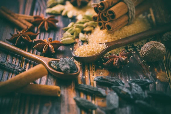 Duftende Gewürze Zum Weihnachtsbacken Auf Holzgrund — Stockfoto