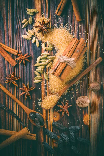 木制背景烘焙圣诞的香味香料 — 图库照片