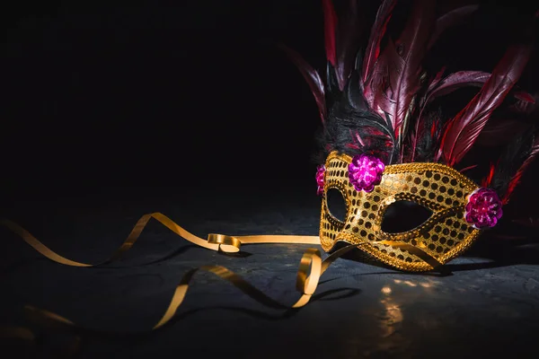 Golden Carnaval Masker Met Gouden Lint Zwarte Achtergrond — Stockfoto