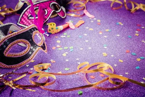 Karneval Maska Streamers Confetti Pro Slavnostní Pozadí Fialovém Tónu Kopírovacím — Stock fotografie