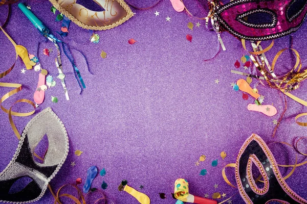 Carnaval Masker Streamers Confetti Voor Feestelijke Achtergrond Violette Toon Met — Stockfoto