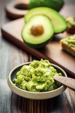 Guacamole sosu ya da ahşap mutfak masasına yayılmış.