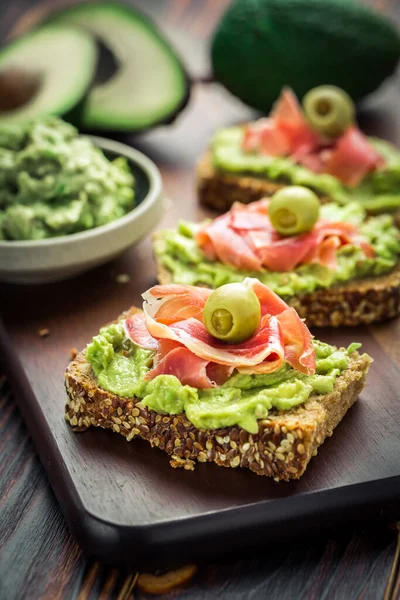 Guacamole Tuffo Diffusione Con Panini Aperti Prosciutto Sul Tavolo Cucina — Foto Stock