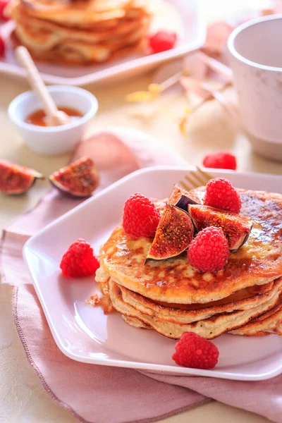 Syrniki Panqueques Quark Requesón Dulce Con Frambuesa Fresca Higos Sirope — Foto de Stock