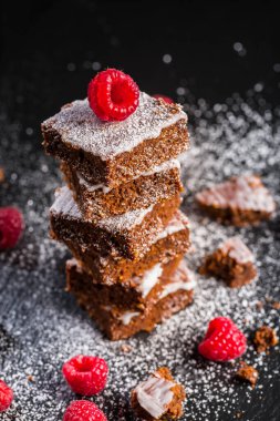 Ev yapımı vejetaryen çikolatalı kek, fındık, limon kreması ve ahududu.