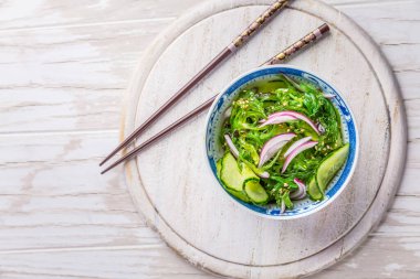 Japon salatalığı ve kırmızı soğanlı ve susamlı salata.