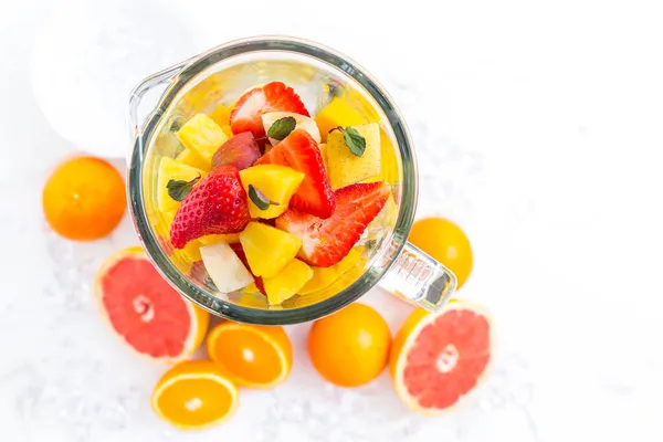 Variatie Van Fruit Mixer Bereidingen Van Milkshake Smoothie — Stockfoto