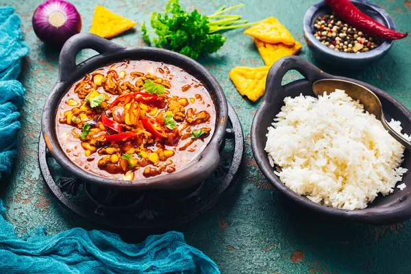 熱いメキシコのチリ コンカーネと米とトルティーヤのチップとスパイス — ストック写真