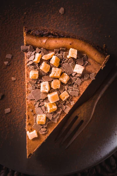 Koyu Arkaplanda Tuzlu Karamel Ile Çikolatalı Cheesecake — Stok fotoğraf
