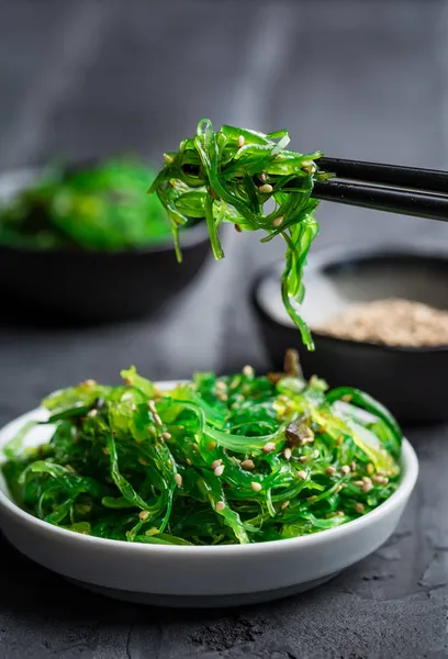 Traditioneller Japanischer Wakame Salat Mit Sesam Auf Schwarzem Hintergrund Gesunder — Stockfoto