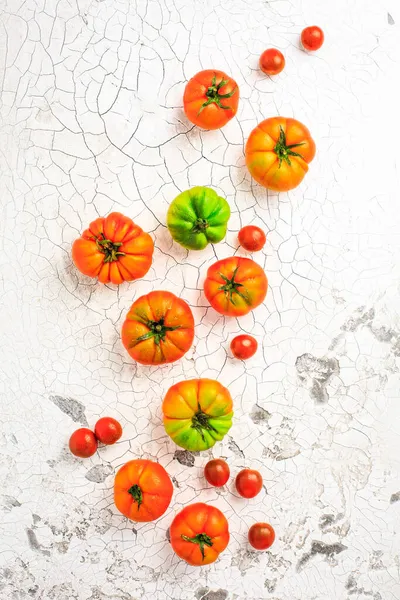 Assortiment Tomates Biologiques Sur Une Vieille Table Cuisine — Photo