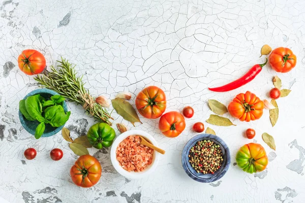 Surtido Tomates Orgánicos Especias Hierbas Mesa Cocina —  Fotos de Stock