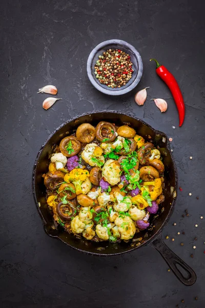 Setas Asadas Coliflor Con Cebolla Ajo Hierbas Sartén Sobre Fondo — Foto de Stock