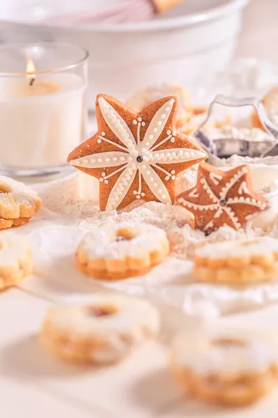 Pan Jengibre Casero Navidad Galletas Con Ingredientes Para Hornear Blanco —  Fotos de Stock