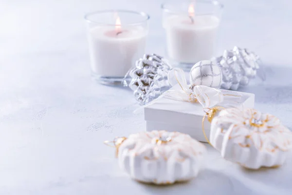 Σύνθεση Χριστουγεννιάτικα Στολίδια Κεριά Και Smal Παρόντα Χιονισμένο Λευκό Αντιγραφικό — Φωτογραφία Αρχείου