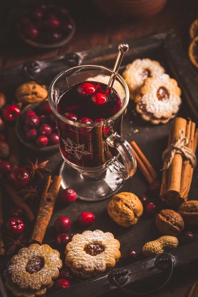 Πολτοποιημένο Κρασί Cranberry Και Μπαχαρικά Χριστουγεννιάτικα Μπισκότα Και Κεριά — Φωτογραφία Αρχείου