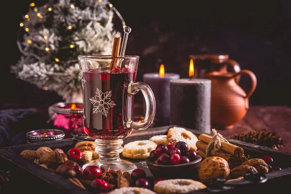 覆满覆盆子和香料的葡萄酒 圣诞饼干和蜡烛 — 图库照片